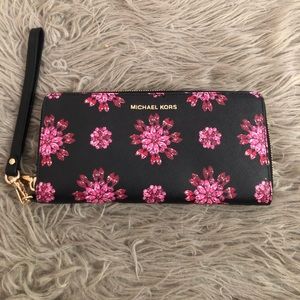 Michael Kors Wallet Clutch with detachable strap